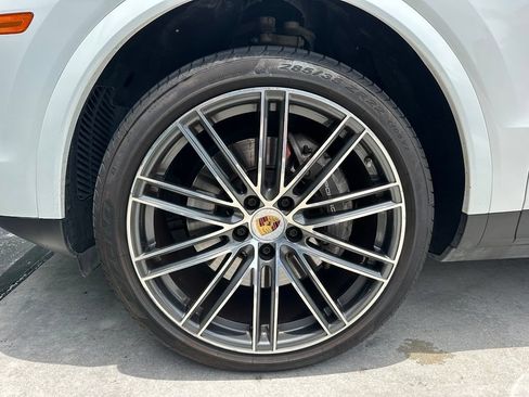 Certified 2023 Porsche Cayenne AWD/4WD image 15