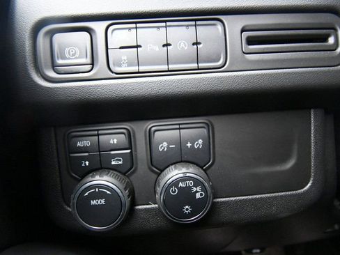 Used 2024 Chevrolet Suburban LT AWD/4WD image 21