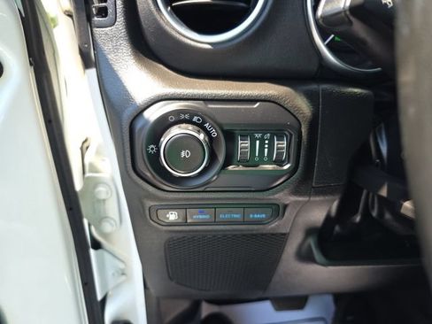 Used 2022 Jeep Wrangler Unlimited Sahara w/ Cold Weather Group AWD/4WD image 17