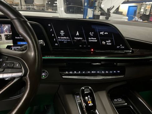 Used 2021 Cadillac Escalade Premium Luxury image 36