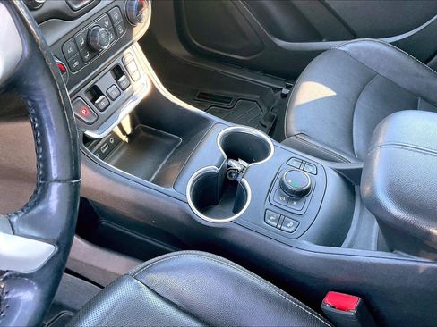 Used 2020 GMC Terrain SLT image 18