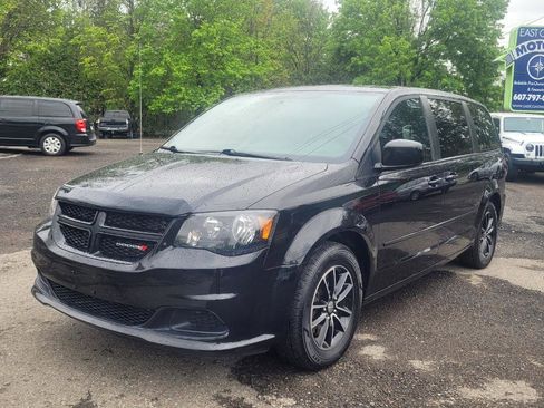Used 2017 Dodge Grand Caravan SE FWD image 4