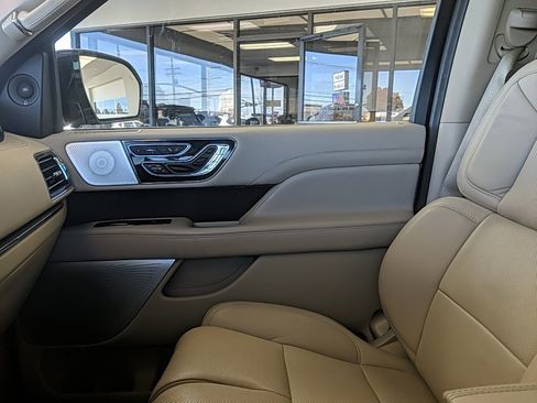 Used 2020 Lincoln Navigator Reserve w/ Luxury Package image 25