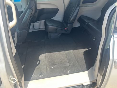 Used 2024 Chrysler Pacifica Touring-L FWD image 36