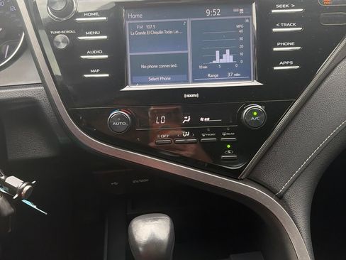 Used 2020 Toyota Camry SE FWD image 12