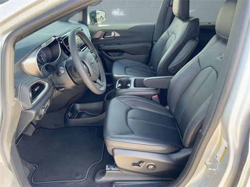 New 2026 Chrysler Pacifica Select image 5