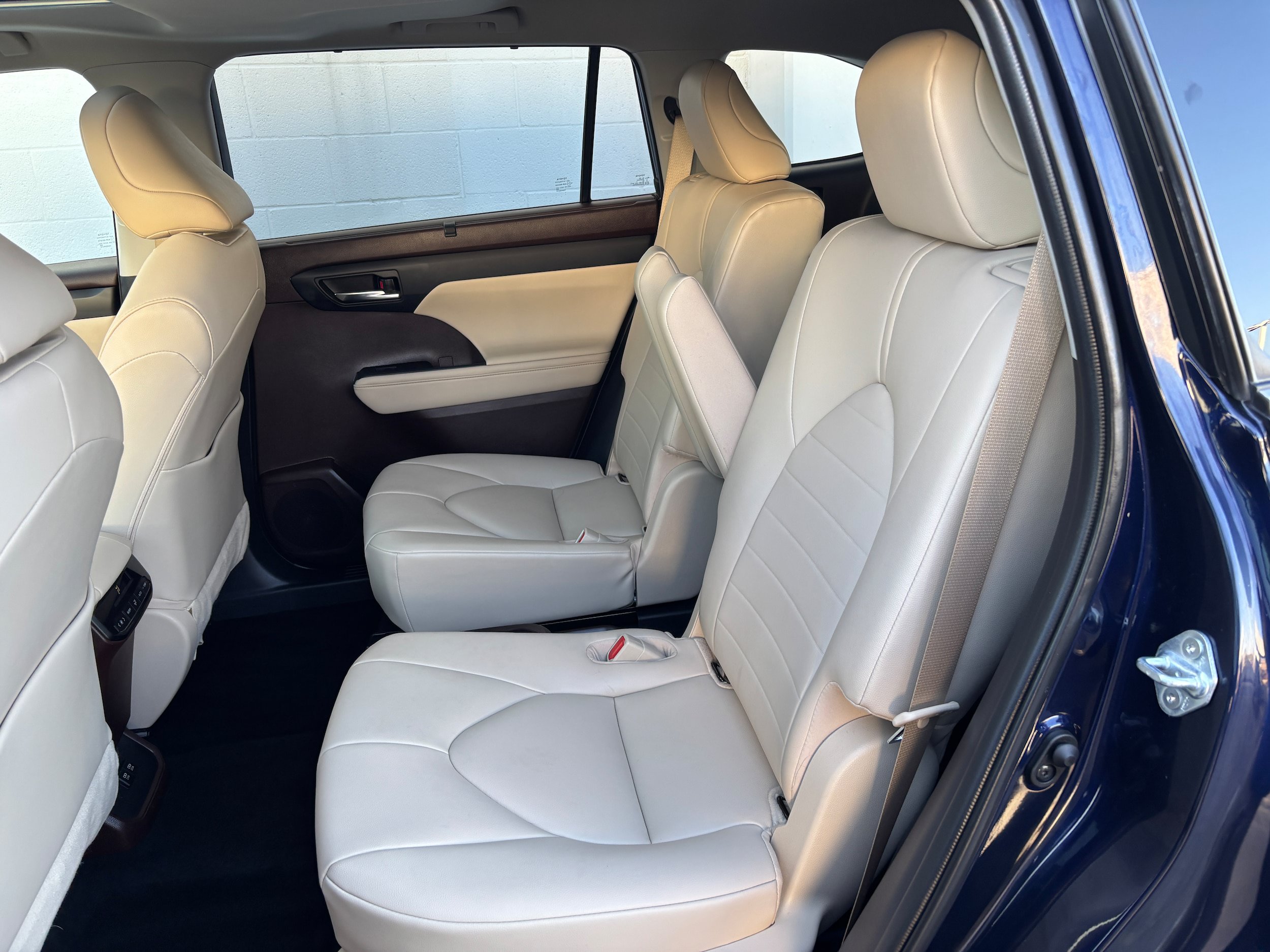 Used 2021 Toyota Highlander XLE FWD image 11