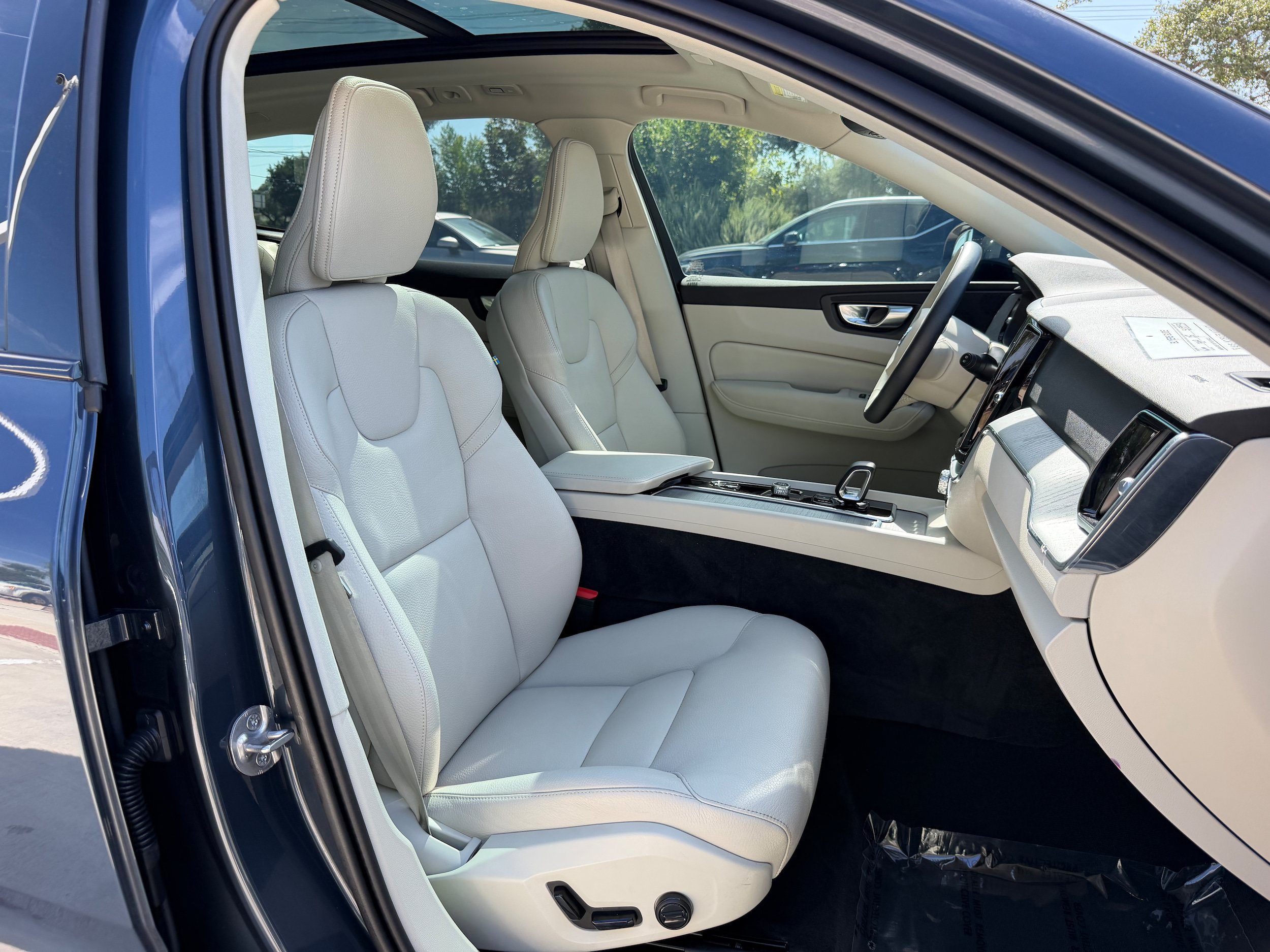 Certified 2025 Volvo XC60 T8 Plus w/ Protection Package Premier AWD/4WD image 10