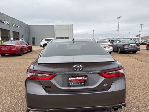 Used 2023 Toyota Camry SE image 3