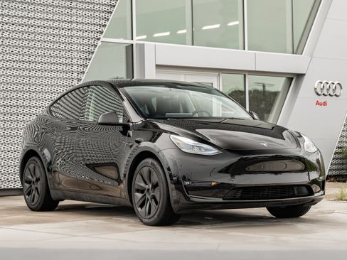 Used 2024 Tesla Model Y Long Range AWD/4WD image 1