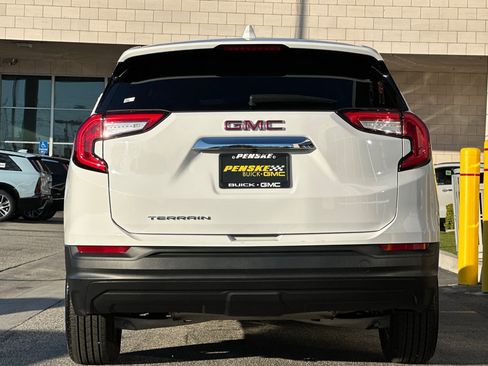 Used 2024 GMC Terrain SLE image 5