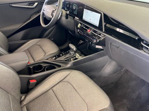 Used 2025 Kia Niro SX Touring image 18