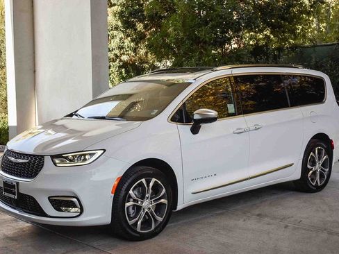 New 2026 Chrysler Pacifica Pinnacle w/ Trailer Tow Group AWD/4WD image 3