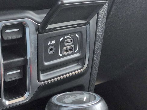 Used 2021 Jeep Wrangler Unlimited Sahara AWD/4WD image 31