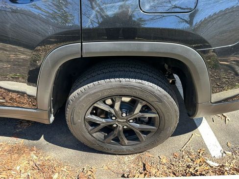 Used 2024 Jeep Grand Cherokee L Laredo image 8