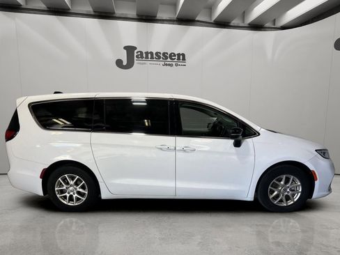 Used 2024 Chrysler Pacifica Touring-L FWD image 6