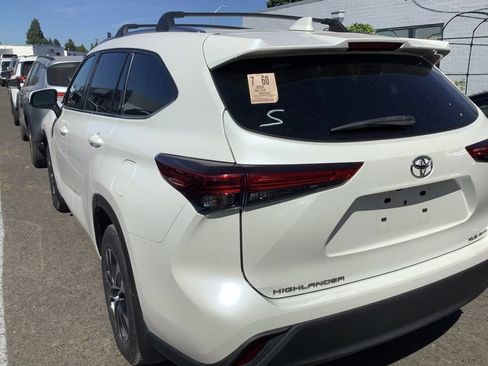 Used 2020 Toyota Highlander XLE AWD/4WD image 3