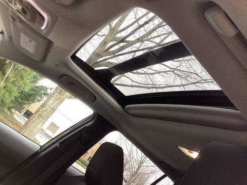 Used 2023 Toyota Corolla Cross LE w/ Moonroof Package image 3