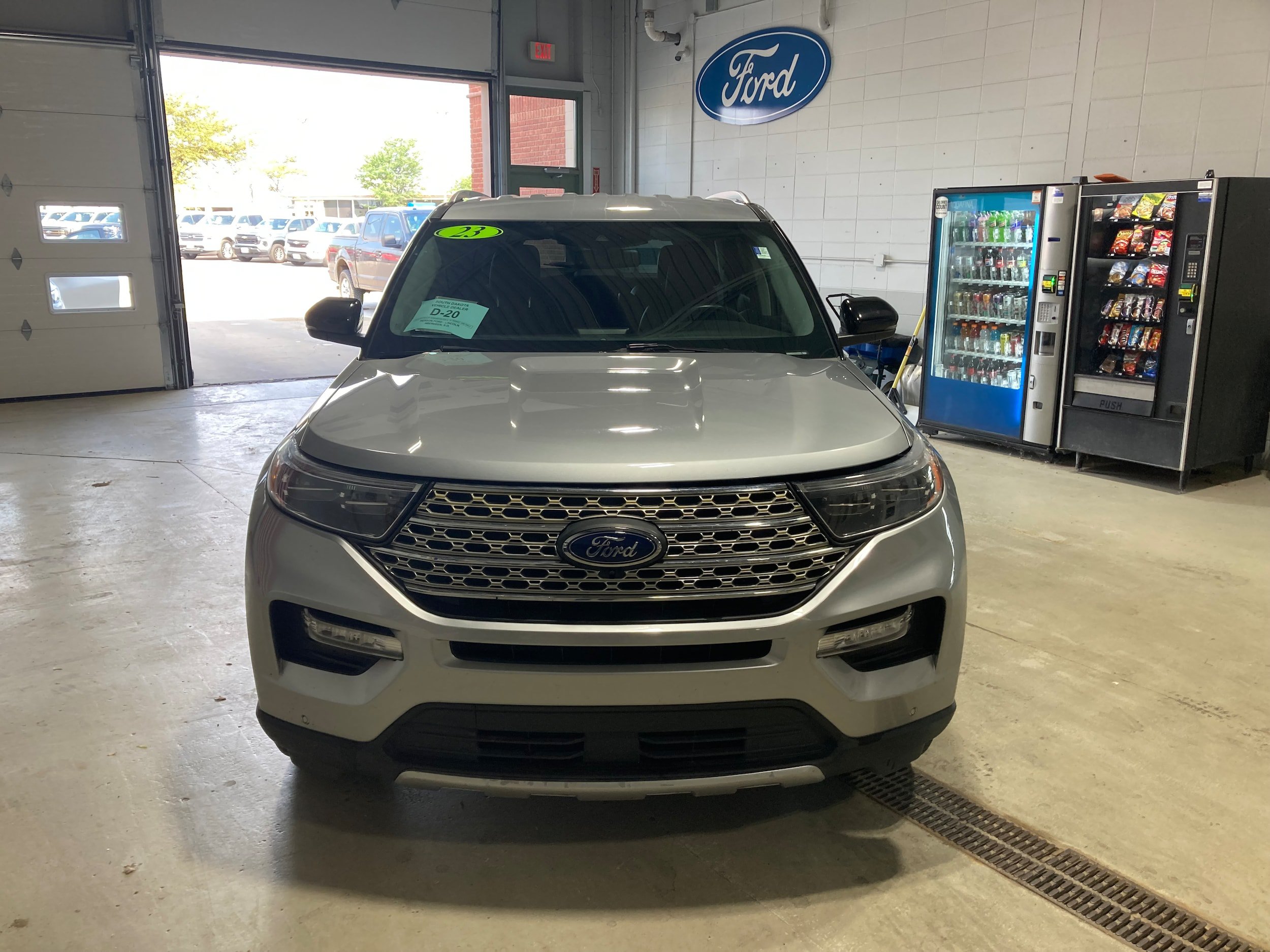 Used 2023 Ford Explorer Limited w/ Equipment Group 301A AWD/4WD image 2