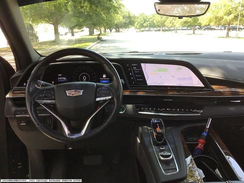 Used 2021 Cadillac Escalade Premium Luxury AWD/4WD image 12
