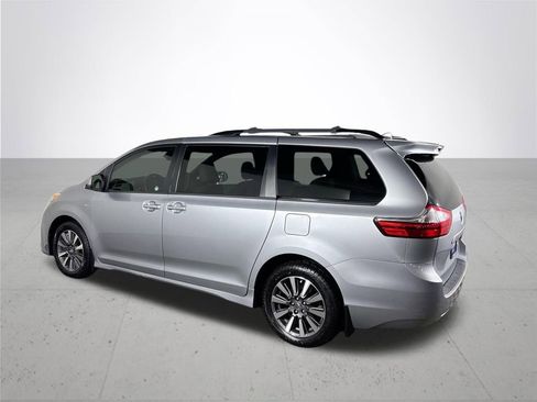 Used 2018 Toyota Sienna XLE image 8