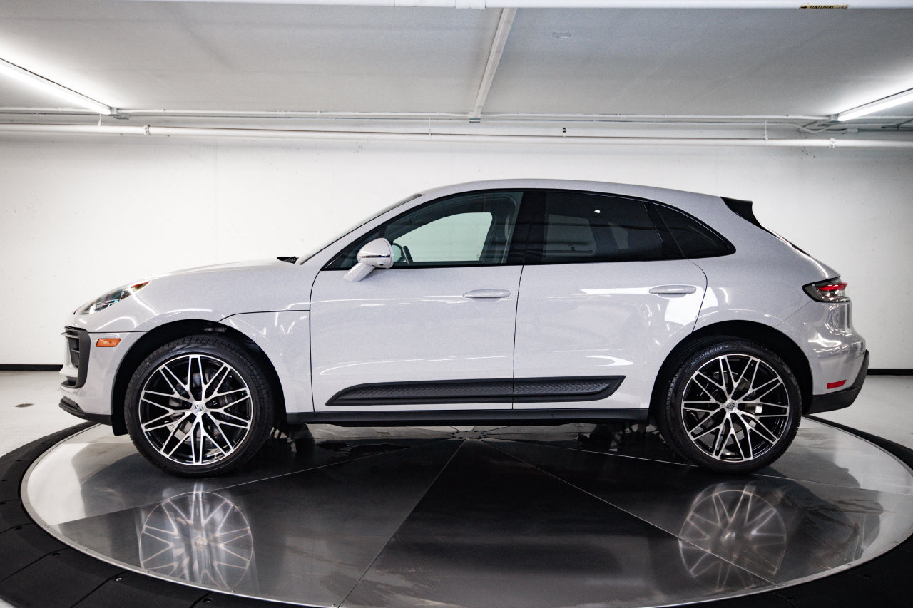 Certified 2025 Porsche Macan AWD/4WD image 2