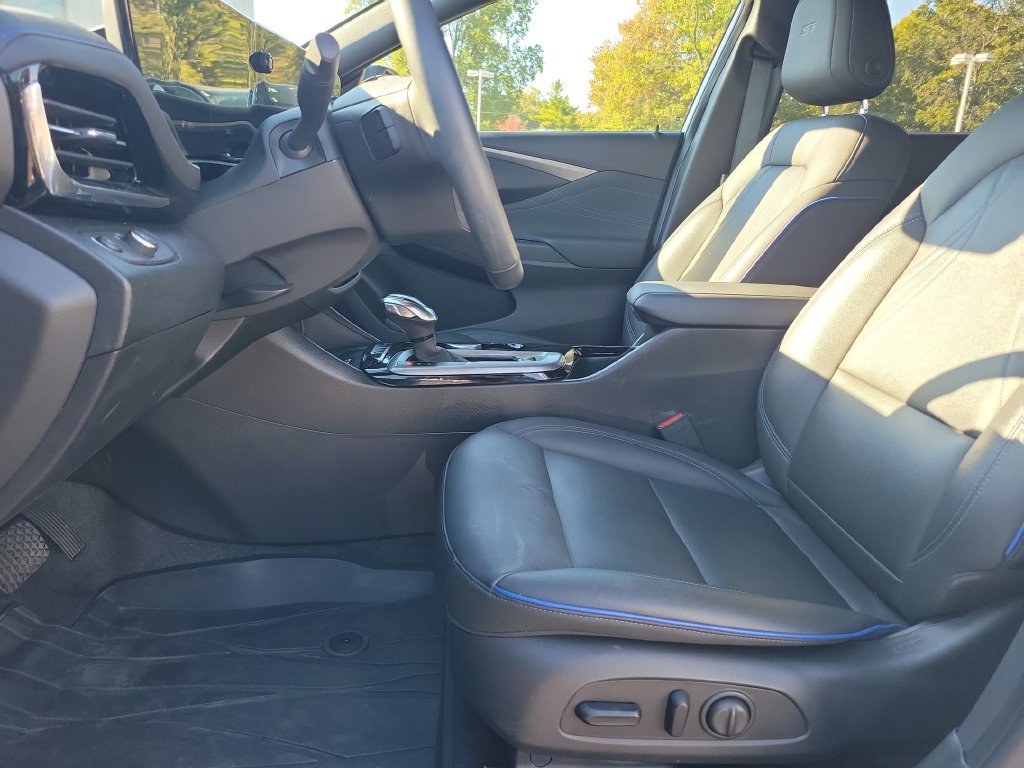 Used 2025 Buick Envista Sport Touring w/ Experience Buick Package FWD image 28