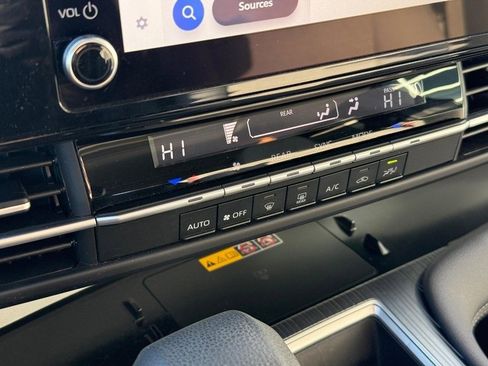 Used 2025 Toyota Sienna LE image 29