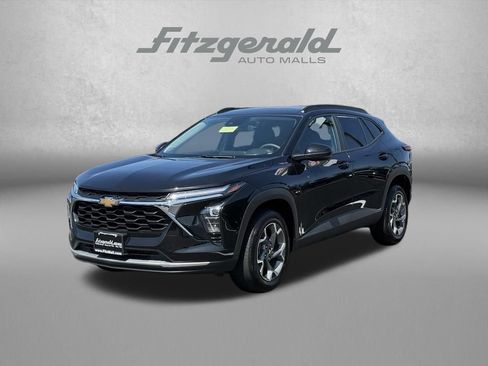 Used 2025 Chevrolet Trax LT FWD image 2