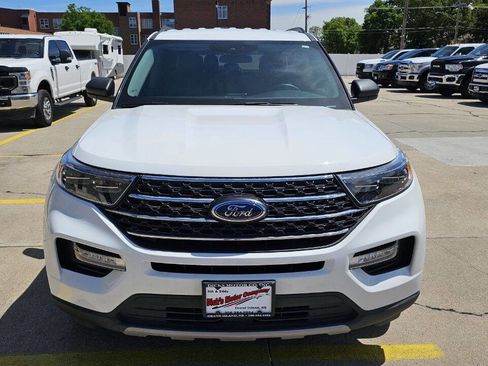 Used 2023 Ford Explorer XLT w/ Equipment Group 202A AWD/4WD image 4