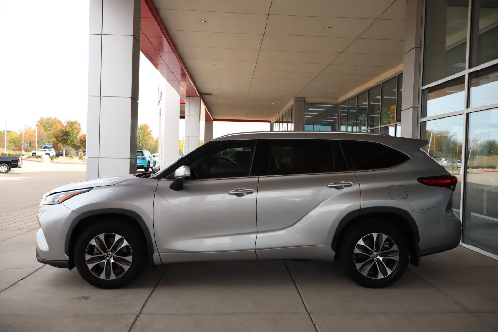 Used 2020 Toyota Highlander XLE AWD/4WD image 4