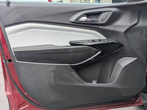 Used 2025 Chevrolet Trax LT w/ LT Convenience Package image 11