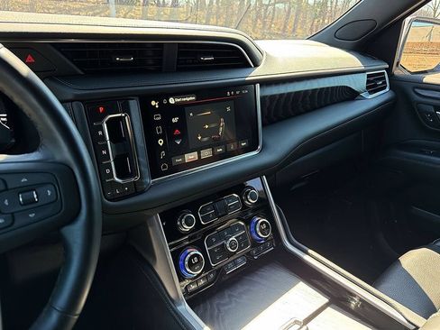 Used 2024 GMC Yukon Denali w/ Advanced Technology Package AWD/4WD image 24