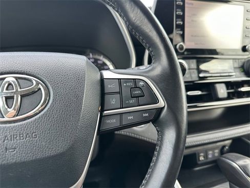Used 2022 Toyota Highlander XLE image 23