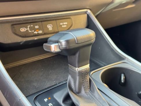 Used 2025 Kia Carnival image 24