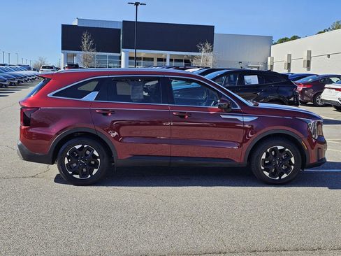 Used 2024 Kia Sorento S w/ Panoramic Sunroof Package image 7