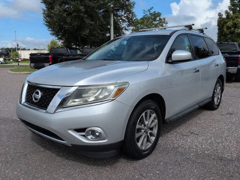 Used 2016 Nissan Pathfinder SV FWD image 2