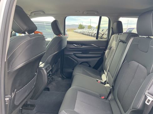 Used 2023 Jeep Grand Cherokee Laredo image 23