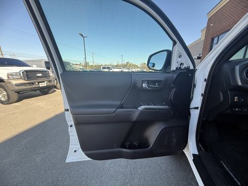 Used 2020 Toyota Tacoma TRD Off-Road image 16