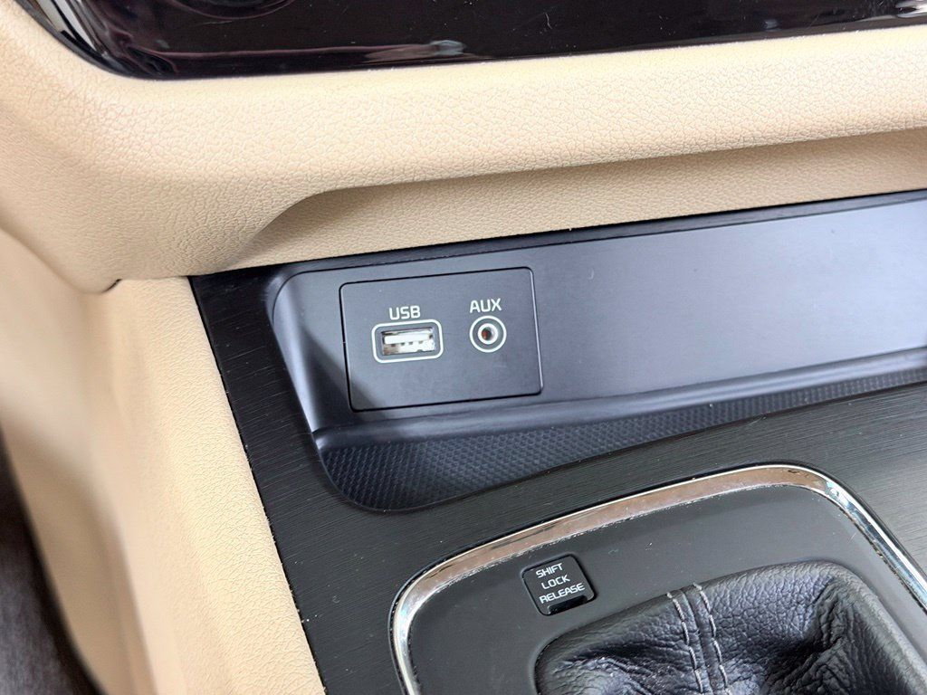 Used 2017 Kia Sedona LX FWD image 49