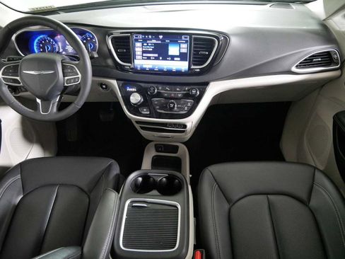 Used 2024 Chrysler Pacifica Touring-L FWD image 10