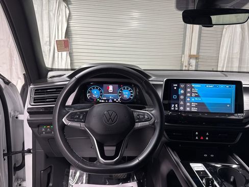 Used 2025 Volkswagen Atlas Cross Sport SE FWD image 19