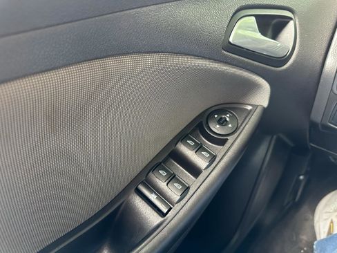 Used 2014 Ford Focus SE w/ SE Winter Package FWD image 19