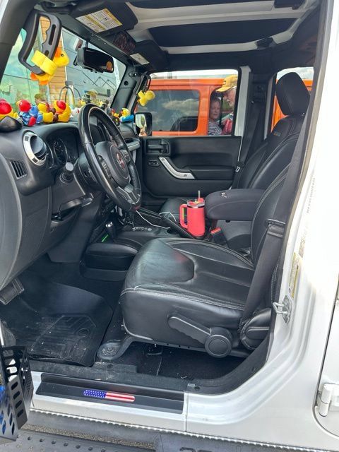 Used 2018 Jeep Wrangler Unlimited Sahara w/ Connectivity Group AWD/4WD image 12