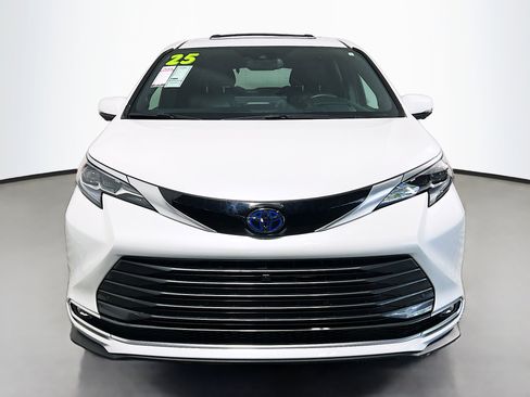 Used 2025 Toyota Sienna Platinum AWD/4WD image 11