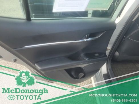 Used 2020 Toyota Camry SE image 17