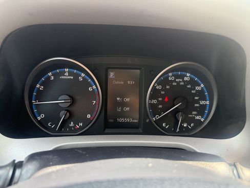 Used 2018 Toyota RAV4 LE FWD image 13
