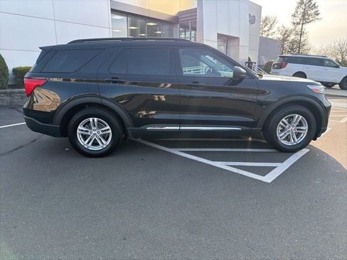 Used 2024 Ford Explorer XLT w/ Equipment Group 202A RWD image 8