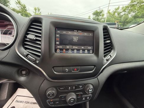 Used 2019 Jeep Cherokee Latitude Plus AWD/4WD image 23