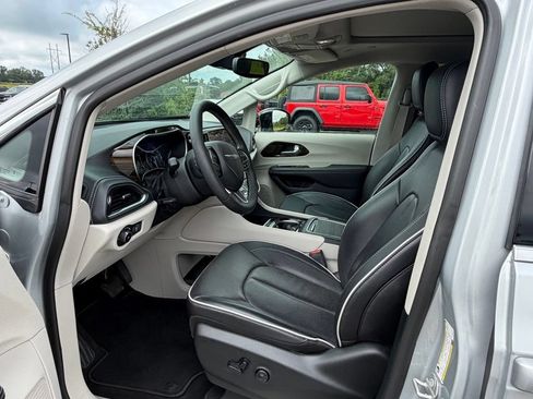 Used 2024 Chrysler Pacifica Limited FWD image 42